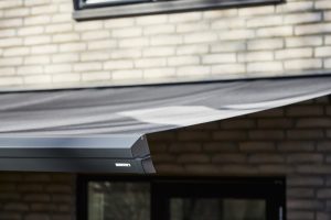 Mørkegrå markise som solafskærmning