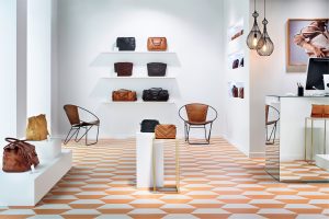 Gulv fra Tarkett i taskebutik med orange mønster